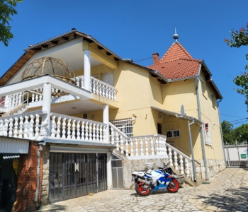 Pécs-Diós városrészben 2 szintes, 2 lakrészes családi ház eladó! 