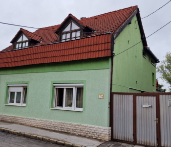 Eladó két generációs családi ház műhellyel